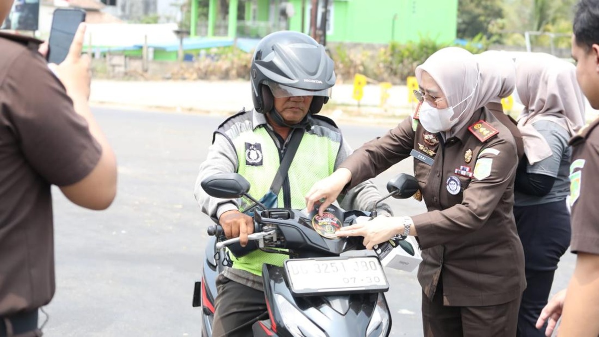 Kejari Banyuasin Bagikan Masker untuk Cegah Dampak Polusi dan Kabut Asap