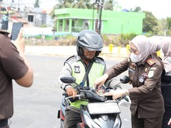 Cegah Polusi-Kabut Asap, Kejari Banyuasin Bagikan Masker ke Pengendara