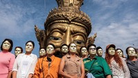 Berlumuran Emas Murni di Wajah, Begini Tradisi Na Na Thong di Thailand