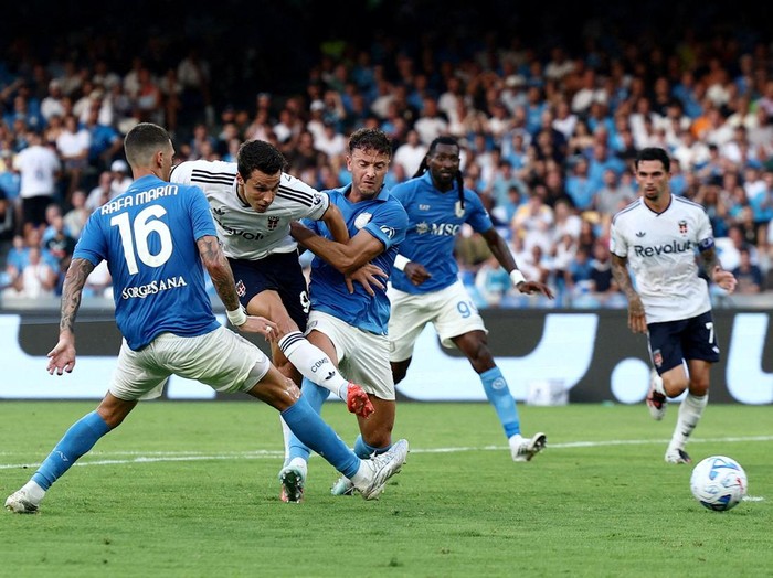 Soccer Football - Serie A - Napoli v Como - Stadio Diego Armando Maradona, Naples, Italy - August 30, 2026 Como's Anastasios Douvikas scores their second goal REUTERS/Guglielmo Mangiapane     TPX IMAGES OF THE DAY