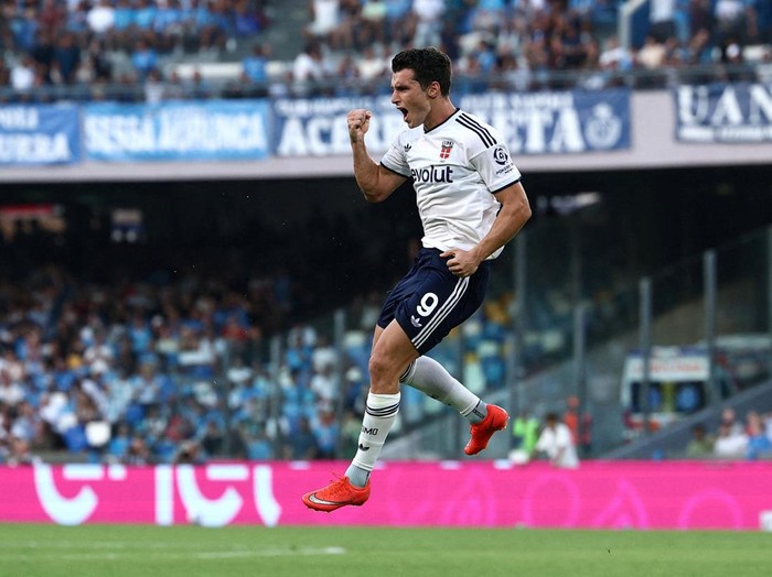 Soccer Football - Serie A - Napoli v Como - Stadio Diego Armando Maradona, Naples, Italy - August 30, 2026 Como's Anastasios Douvikas scores their second goal REUTERS/Guglielmo Mangiapane     TPX IMAGES OF THE DAY