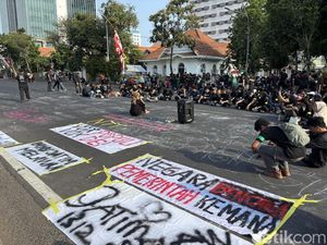 Mahasiswa Aksi di Grahadi Tuntut Prioritaskan Anggaran untuk Bencana