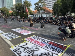 Mahasiswa Aksi di Grahadi Tuntut Prioritaskan Anggaran untuk Bencana