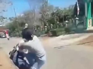 Viral Dua Pelajar Perempuan Adu Jotos di Pinggir Jalan