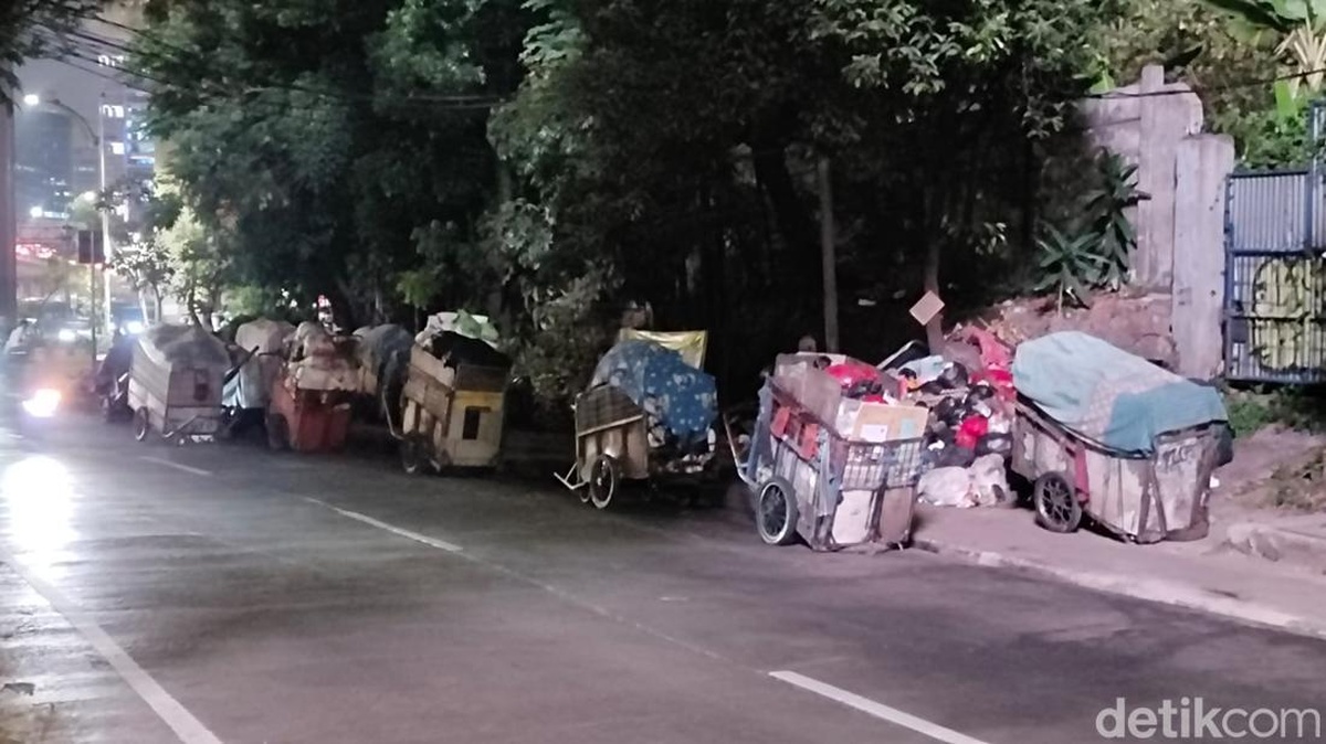 Gerobak Sampah Mangkal di Trotoar Tendean, DLH DKI Evaluasi Operasional