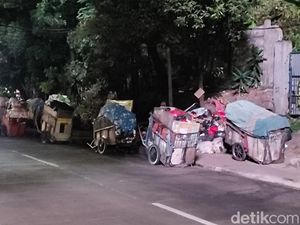 Gerobak Sampah Mangkal di Trotoar Tendean, DLH DKI Buka Suara