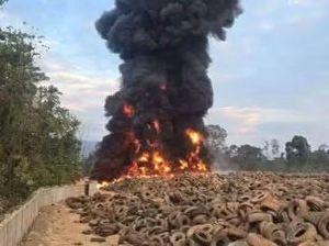 Tumpukan Ban Bekas di IWIP Halteng Terbakar, Polisi-Damkar Masih Padamkan