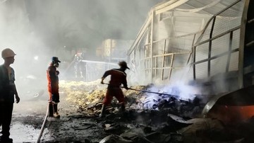 Gudang Kardus Pabrik Mi Instan Bekasi Terbakar Hebat: Analisis Risiko dan Kronologi Kejadian