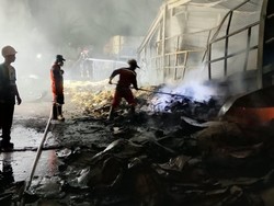 Kebakaran Pabrik Mi Instan di Bekasi Bersumber dari Gudang Kardus Bekas