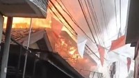 Video Kebakaran Melanda Permukiman Padat Penduduk di Gambir