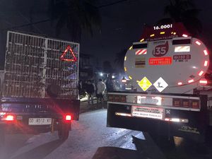 Tabrakan Beruntun Truk BBM dan 2 Pikap di Bone, 2 Orang Dilarikan ke RS
