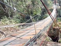Jembatan Pongpet Pangandaran Anjlok, Warga Desak Jembatan Permanen