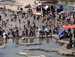 Viral Warga Gelar Konser Dangdut di Tengah Sungai Mengering di Cianjur