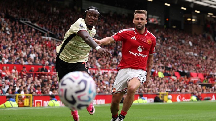 MANCHESTER, ENGLAND - AUGUST 30:  Abdul Fatawu of Ipswich Town under pressure from Luke Shaw of Manchester United during the Premier League 2026/27 match between Manchester United and Ipswich Town at Old Trafford on August 30, 2026 in Manchester, Uni