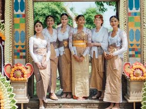 Potret Luna Maya Anggun Berkebaya Bali di Upacara Menek Kelih Ponakannya