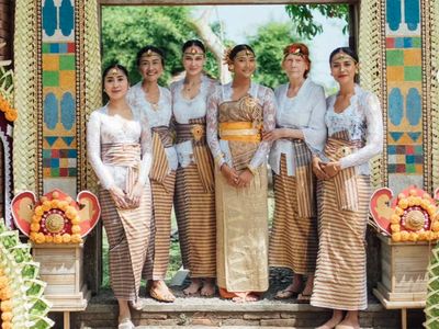 Potret Luna Maya Anggun Berkebaya Bali di Upacara Menek Kelih Ponakannya