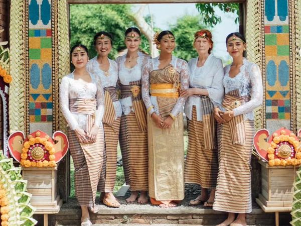 Potret Luna Maya Anggun Berkebaya Bali di Upacara Menek Kelih Ponakannya