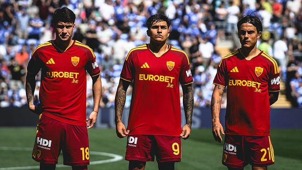 Matias Soule, Santiago Castro, Paulo Dybala CARDIFF, WALES - AUGUST 01: AS Roma players Paulo Dybala, Santiago Castro and Matias Soule prior to the during the pre-season friendly match between Cardiff City and AS Roma at Cardiff City Stadium on August 01, 2026 in Cardiff, Wales. (Photo by Fabio Rossi/AS Roma via Getty Images)