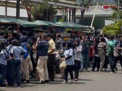 Borong Dagangan UMKM, Zulhas Beri Kejutan Makan Gratis buat Ojol-Pemulung