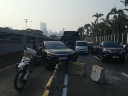 Mobil Listrik Tabrak Motor dan Separator Busway Depan DPR, Lalin Macet