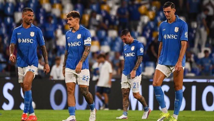 NAPLES, ITALY - AUGUST 30: SSC Napoli players disappointed after the Serie A match between SSC Napoli and Como 1907 at Stadio Diego Armando Maradona on August 30, 2026 in Naples, Italy. (Photo by Ivan Romano/Getty Images)