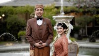 Foto: Gaya Putri Johor Menikah dengan Adat Solo Pakai Kebaya Didiet Maulana