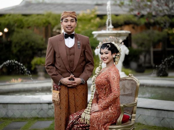 Foto: Gaya Putri Johor Menikah dengan Adat Solo Pakai Kebaya Didiet Maulana