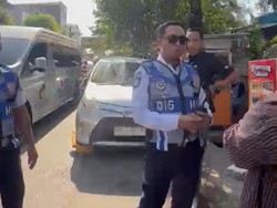 17 Mobil Parkir di Bahu Jalan Makassar Digembok, Emak-emak Protes Petugas