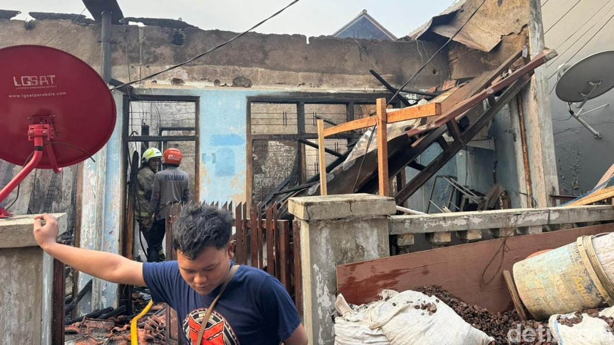 'Mak Jangan Nangis', Isak Tangis Warga Gambir Saat Rumah Ludes Terbakar