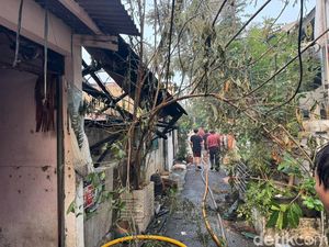 2 Petugas Damkar Kelelahan Saat Padamkan Kebakaran di Gambir, 1 Dibawa ke RS