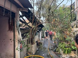 2 Petugas Damkar Kelelahan Saat Padamkan Kebakaran di Gambir, 1 Dibawa ke RS