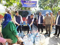 Polda Jateng Salurkan Bantuan 4 Tangki Air Bersih untuk Warga Jabungan Semarang