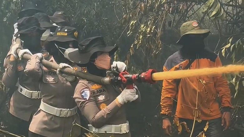 Bawa Semangat Pengabdian, Polwan Hadir di Tengah Karhutla Pelalawan