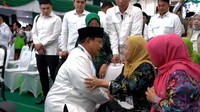 Momen Hangat Prabowo Sungkem ke Putri Pendiri NU Nyai Chisbiyah Wahab
