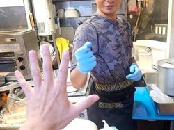 Unik! Toko Kebab Ini Bakal Kasih Ekstra Daging Kalau Menang Suit