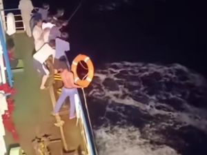 Terombang-Ambing di Selat Alas, 4 Nelayan Asal Lombok Diselamatkan Kapal Ferry