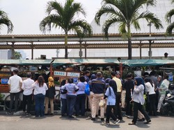 Rayakan Ultah, Zulhas Borong Dagangan 19 UMKM untuk Dibagikan Gratis