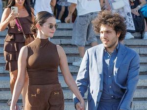 Mesranya Selena Gomez dan Benny Blanco, Gandengan Tangan Terus di Venice