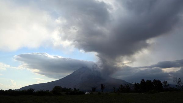 Sinabung Kembali Erupsi, Kolom Abu Membumbung hingga 3.500 Meter