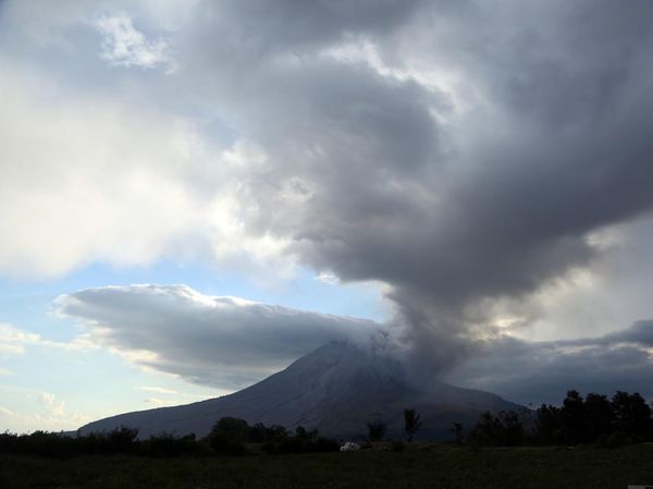 Sinabung Kembali Erupsi, Kolom Abu Membumbung hingga 3.500 Meter