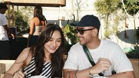 So Sweet! Romantisnya Sibad dan Krisjiana saat Makan Malam Bersama di Pulau