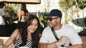 So Sweet! Romantisnya Sibad dan Krisjiana saat Makan Malam Bersama di Pulau