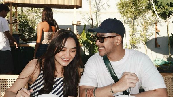 So Sweet! Romantisnya Sibad dan Krisjiana saat Makan Malam Bersama di Pulau