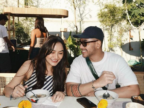 So Sweet! Romantisnya Sibad dan Krisjiana saat Makan Malam Bersama di Pulau