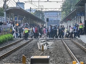 Video: Stasiun Karet Ditutup, Apa Kata Penumpang KRL?