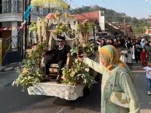 Unik! Pengantin di Kuningan Diarak Forklift Sejauh 700 Meter