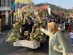 Unik! Pengantin di Kuningan Diarak Forklift Sejauh 700 Meter