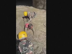 Video: Kala Tim SAR Merangkak Tembus Lumpur, Evakuasi Korban Banjir Nepal