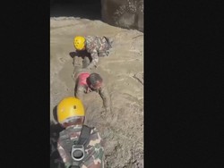 Momen Tim SAR Merangkak Tembus Lumpur Evakuasi Korban Banjir Nepal