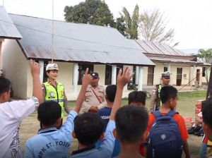 Video: Momen Polisi Beri Trauma Healing Anak Korban Gempa di NTT